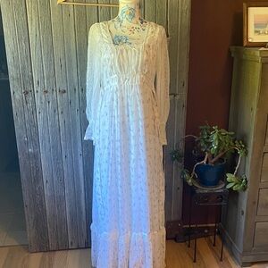 Vintage 1970s Gunne Sax White Floral Long Sleeve Dress